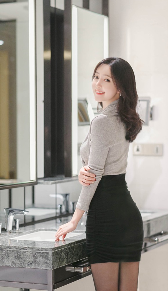 有女人味的性感少妇超短黑丝写真