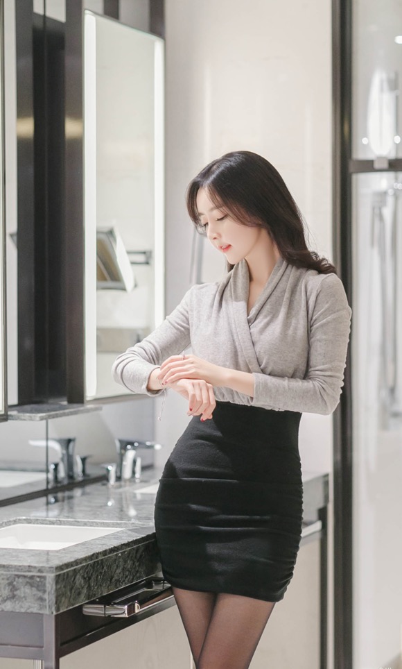 有女人味的性感少妇超短黑丝写真