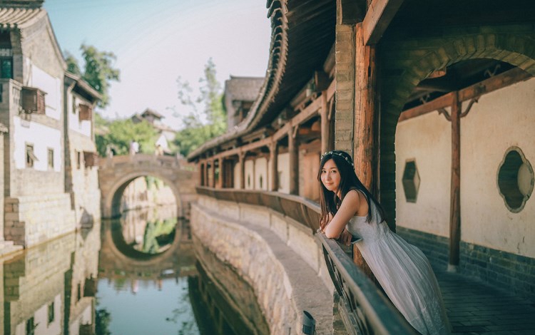 诱人乳沟美女内裤黑丝袜秀