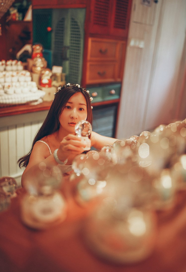 诱人乳沟美女内裤黑丝袜秀