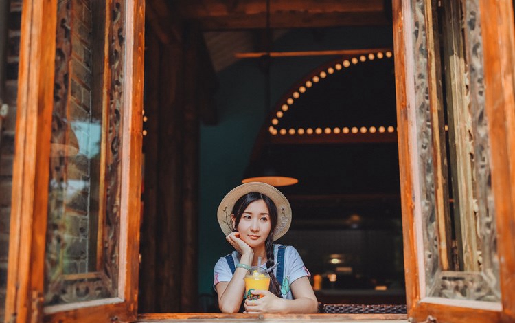 诱人乳沟美女内裤黑丝袜秀