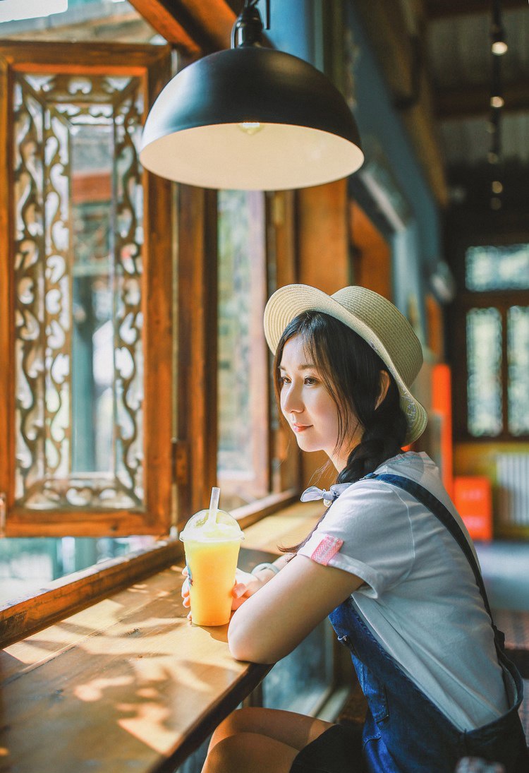 诱人乳沟美女内裤黑丝袜秀