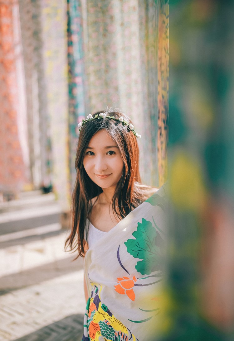 诱人乳沟美女内裤黑丝袜秀