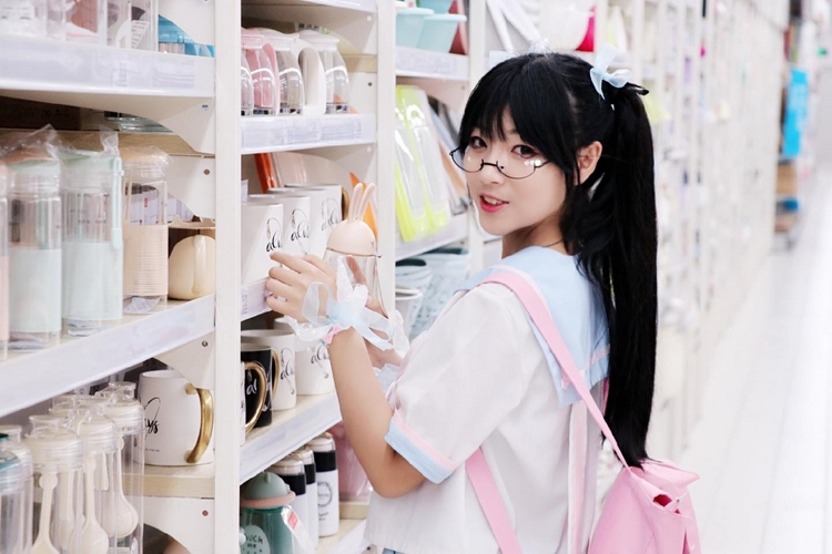 双马尾制服美女白丝美腿街拍软妹穿搭写真