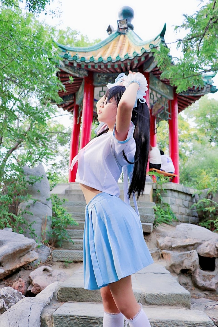 双马尾制服美女白丝美腿街拍软妹穿搭写真