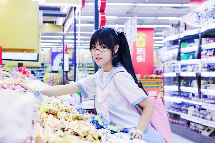 双马尾制服美女白丝美腿街拍软妹穿搭写真