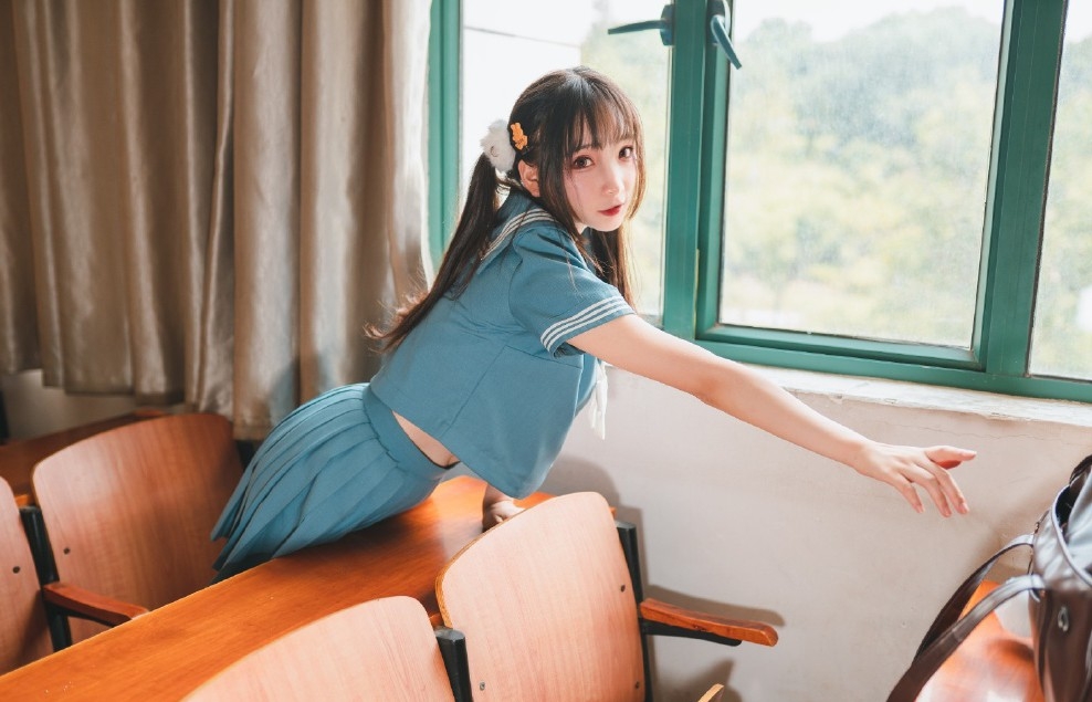 校园美女同学制服诱惑白丝美腿养眼性感写真