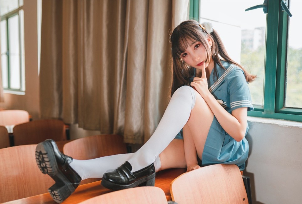 校园美女同学制服诱惑白丝美腿养眼性感写真