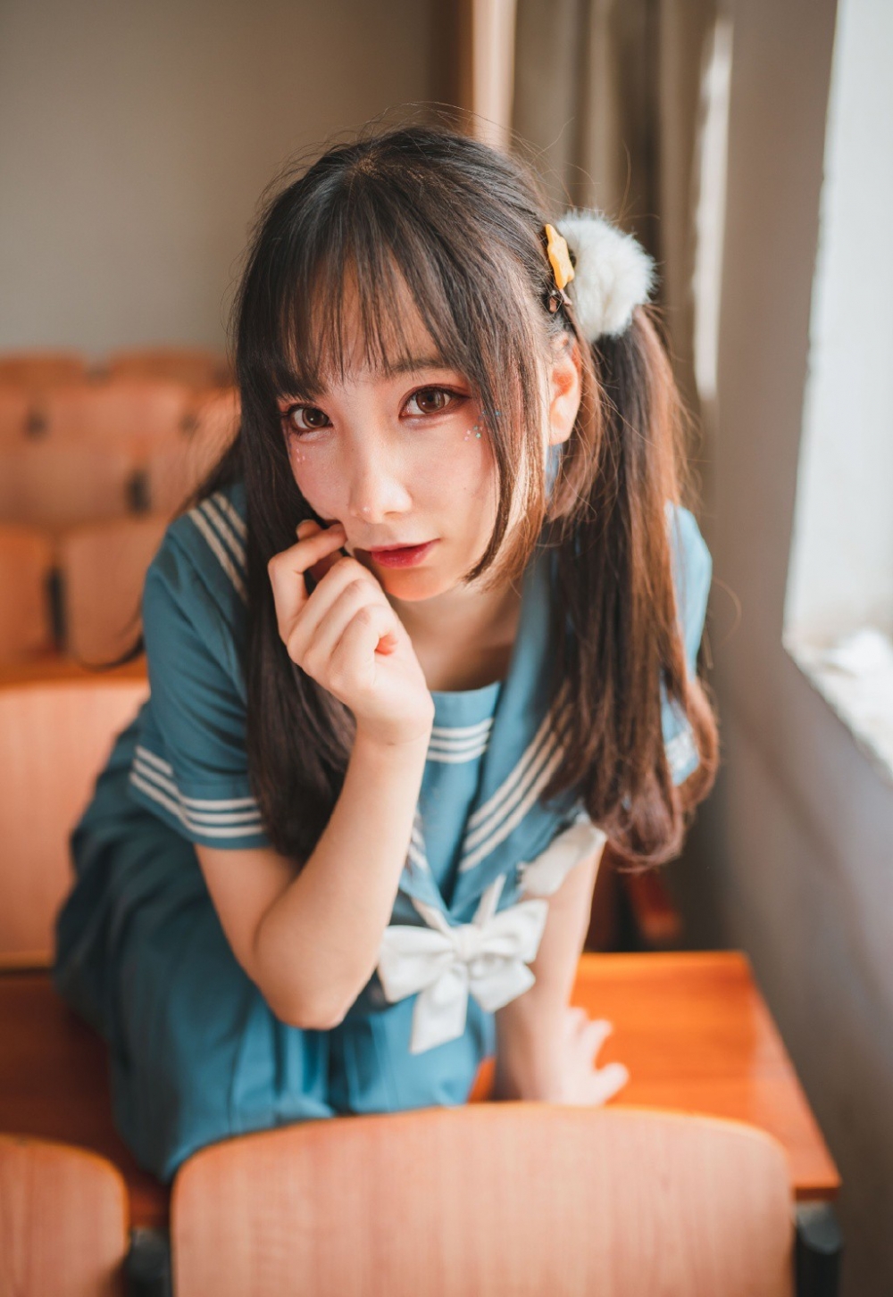 校园美女同学制服诱惑白丝美腿养眼性感写真