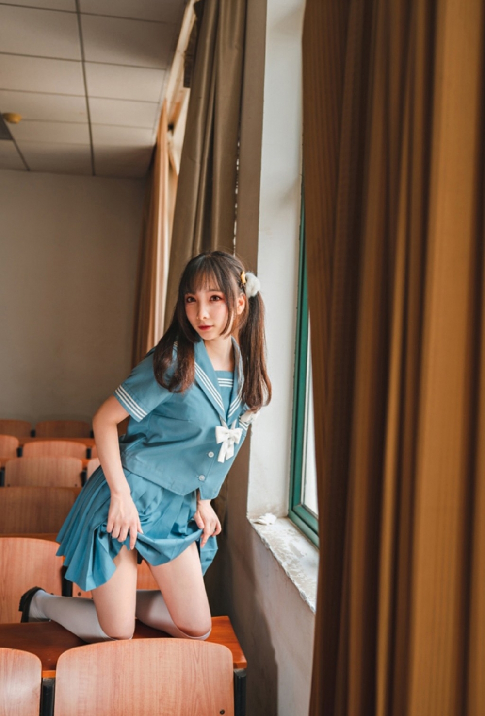 校园美女同学制服诱惑白丝美腿养眼性感写真