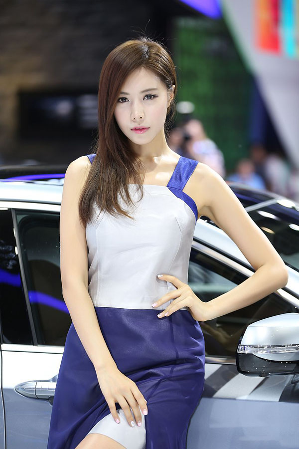 美女少妇心妍小公主透视黑丝胸器惊人香艳美女写真