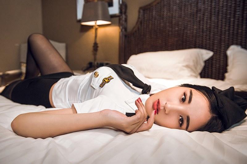 床上美女黑丝制服极品销魂套图