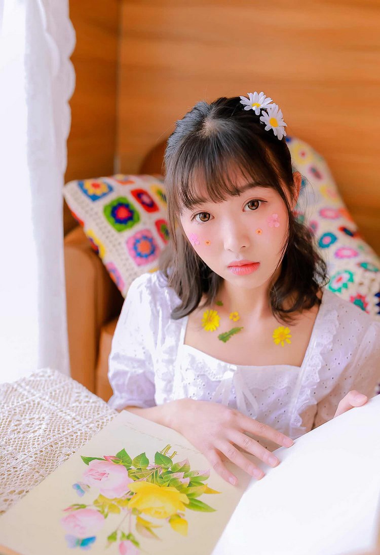 美女模特低胸火辣丰满身材性感写真