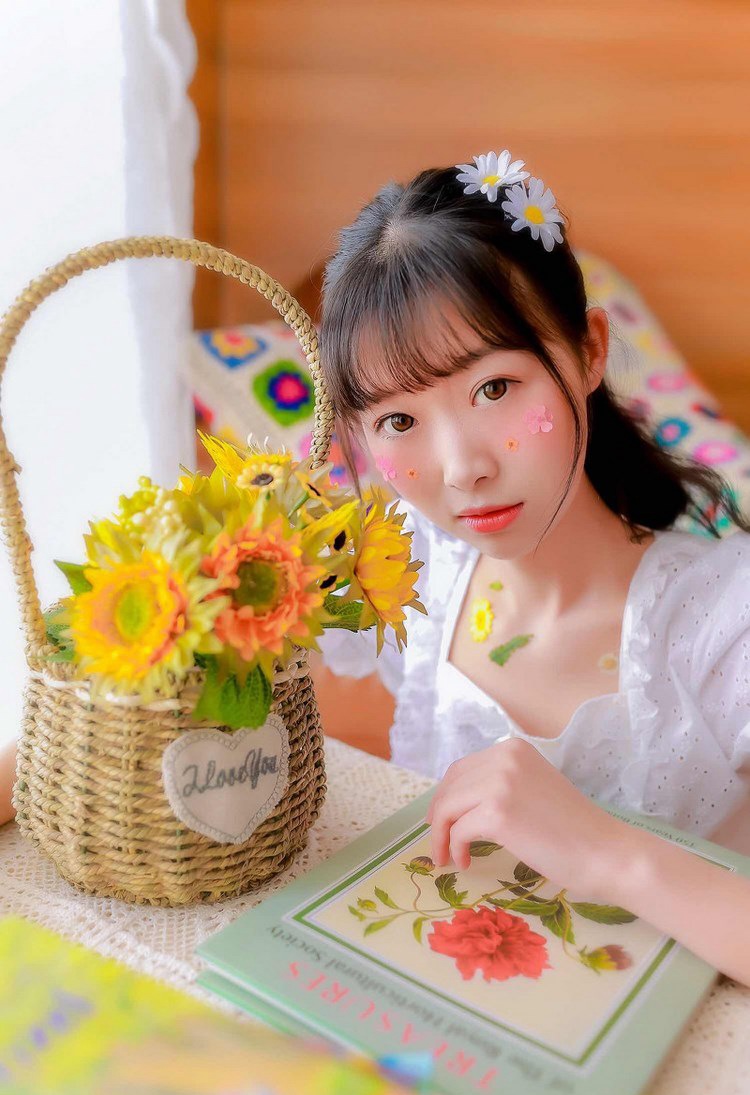 美女模特低胸火辣丰满身材性感写真