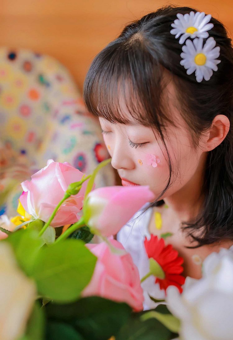 美女模特低胸火辣丰满身材性感写真