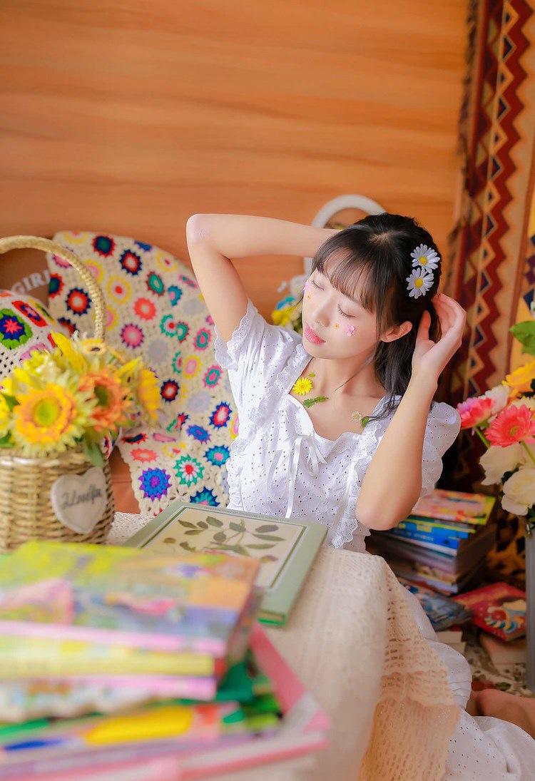 美女模特低胸火辣丰满身材性感写真