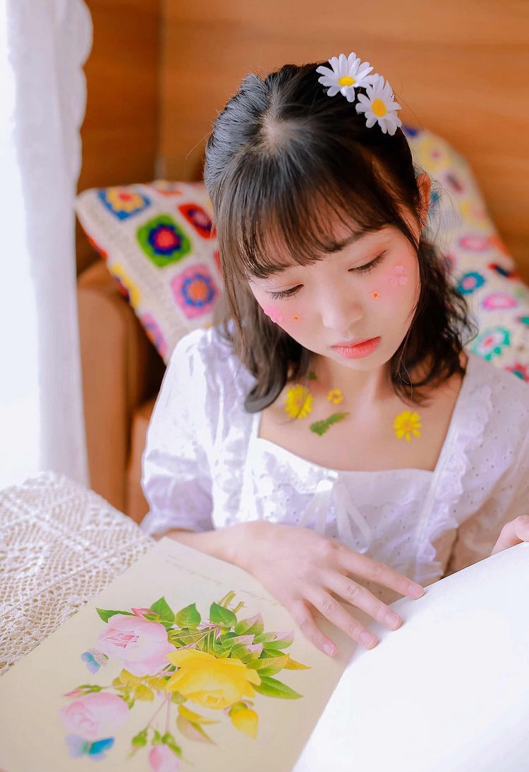 美女模特低胸火辣丰满身材性感写真