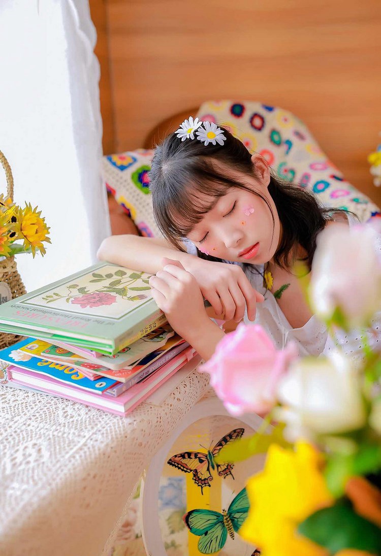 美女模特低胸火辣丰满身材性感写真