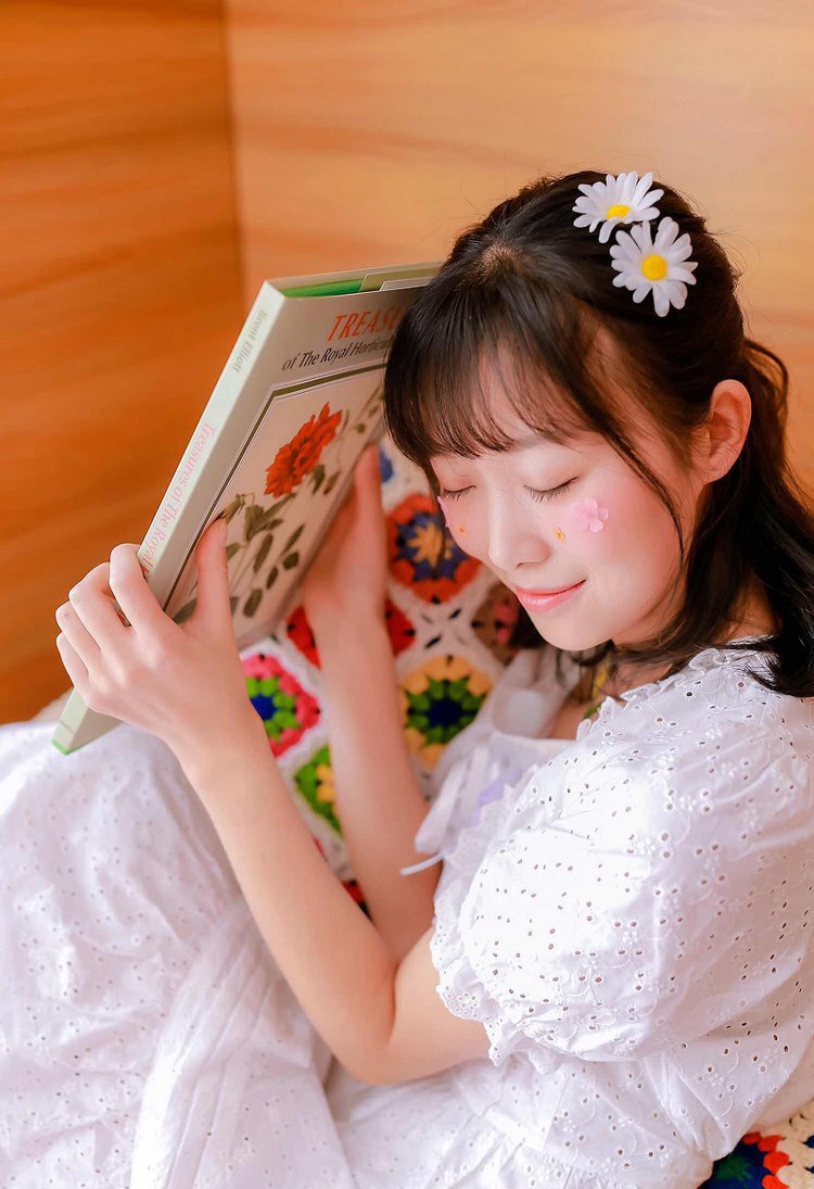 美女模特低胸火辣丰满身材性感写真