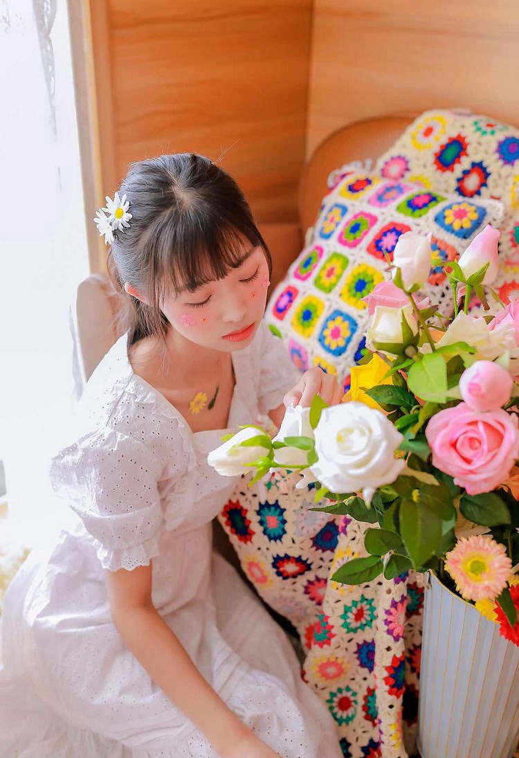 美女模特低胸火辣丰满身材性感写真