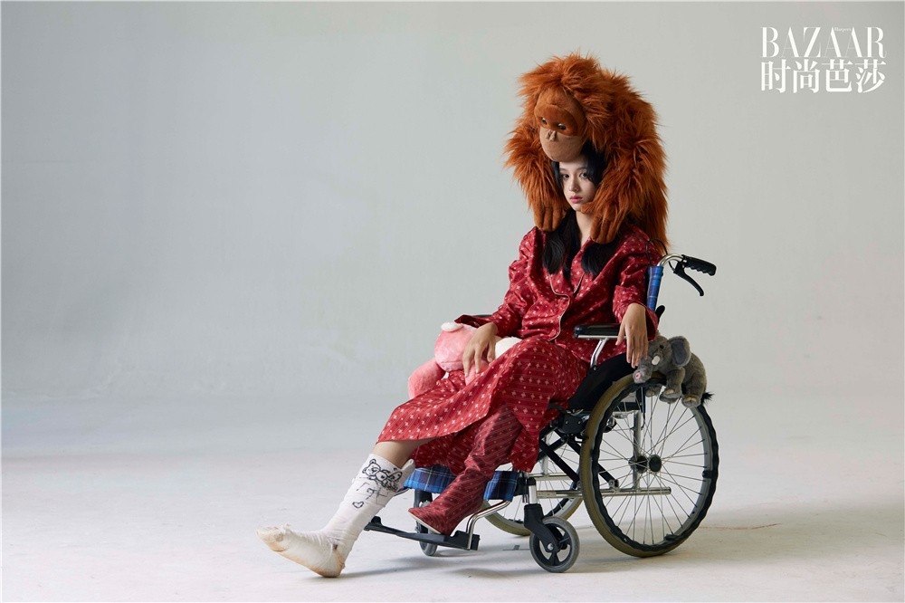 靓丽漂亮的女星周也面容精致俏皮可爱的杂志图片