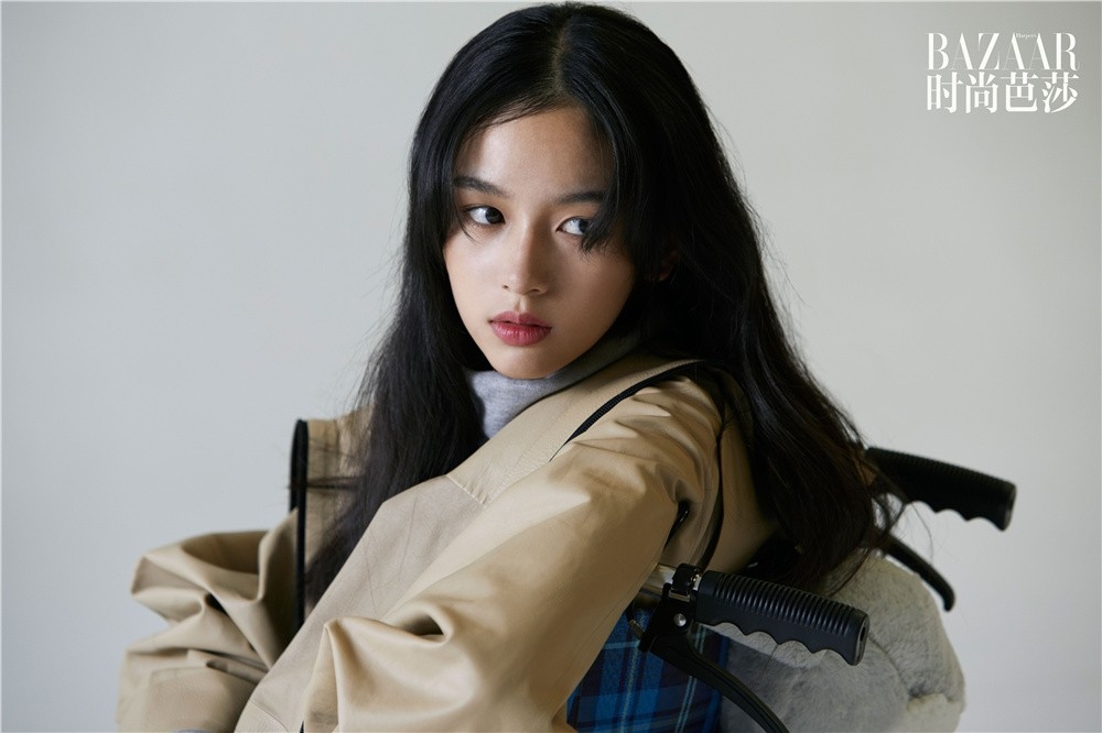 靓丽漂亮的女星周也面容精致俏皮可爱的杂志图片