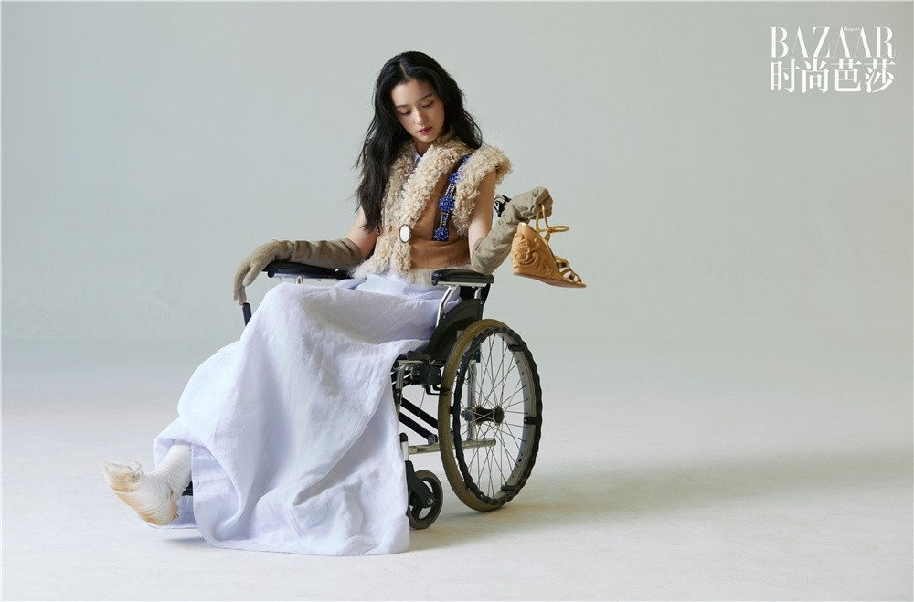 靓丽漂亮的女星周也面容精致俏皮可爱的杂志图片