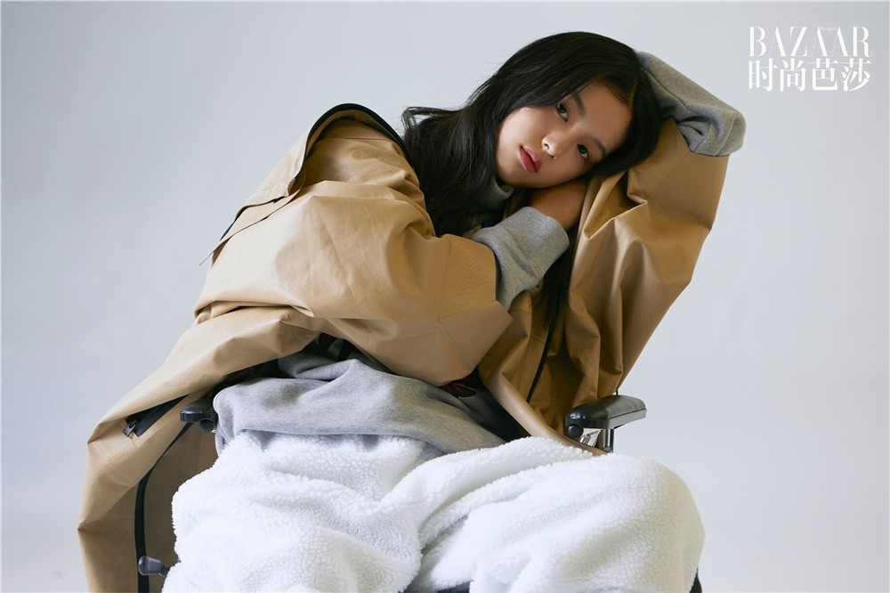 靓丽漂亮的女星周也面容精致俏皮可爱的杂志图片