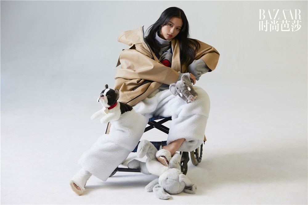 靓丽漂亮的女星周也面容精致俏皮可爱的杂志图片