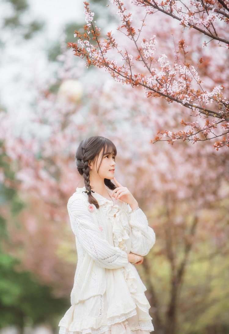 深v爆乳的极品胸膜前凸后翘好身材诱人美人私房照