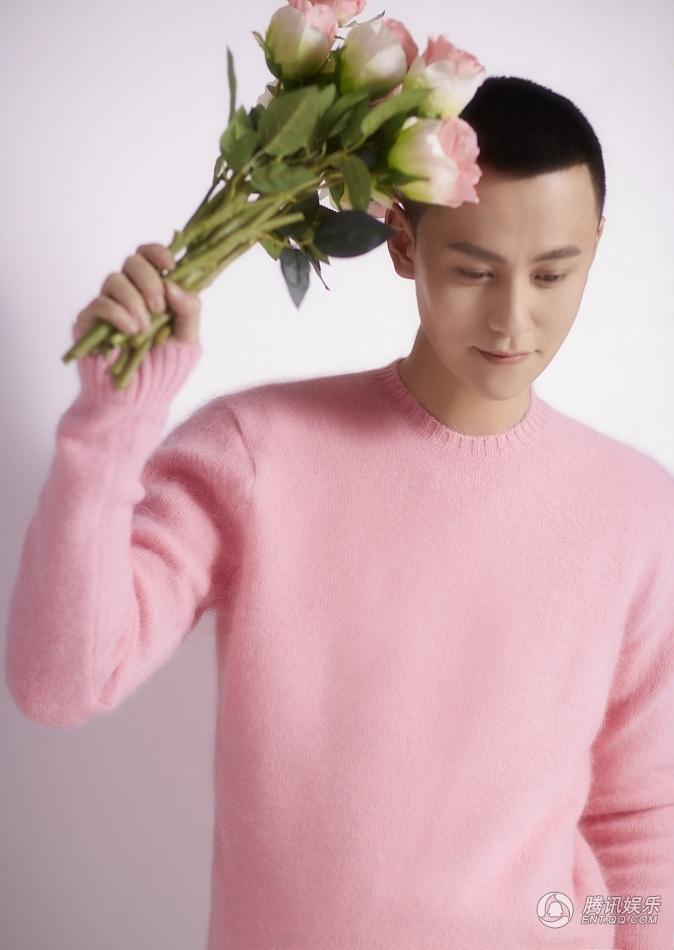 杨紫男友秦俊杰手捧鲜花图片