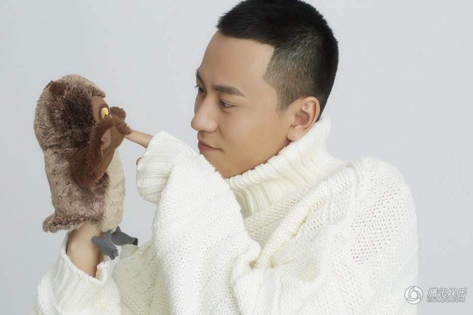 杨紫男友秦俊杰手捧鲜花图片