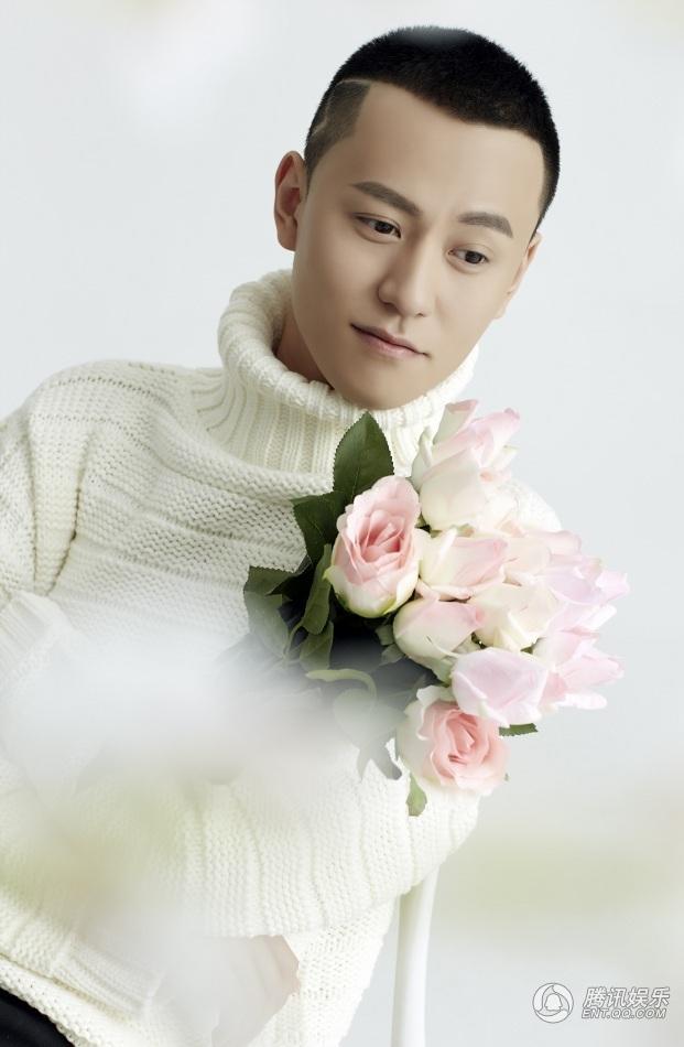 杨紫男友秦俊杰手捧鲜花图片