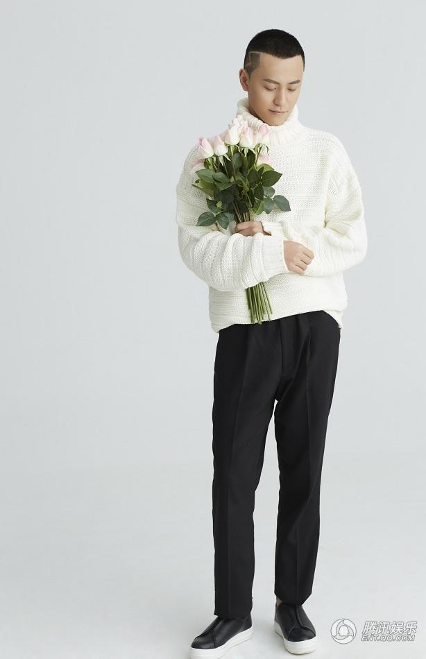 杨紫男友秦俊杰手捧鲜花图片