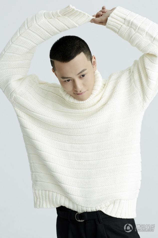 杨紫男友秦俊杰手捧鲜花图片