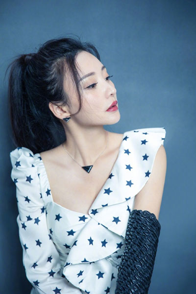 柳岩戴皮手套性感撩人图片