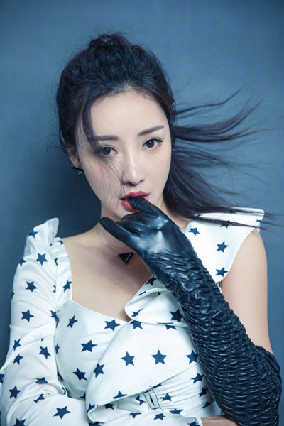 柳岩戴皮手套性感撩人图片