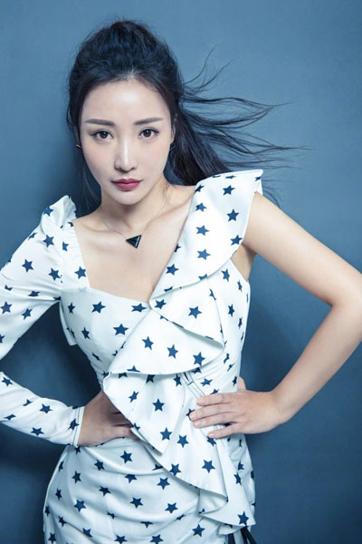 柳岩戴皮手套性感撩人图片