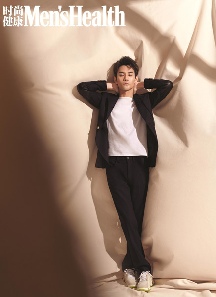 王凯温柔休闲风时尚杂志写真照