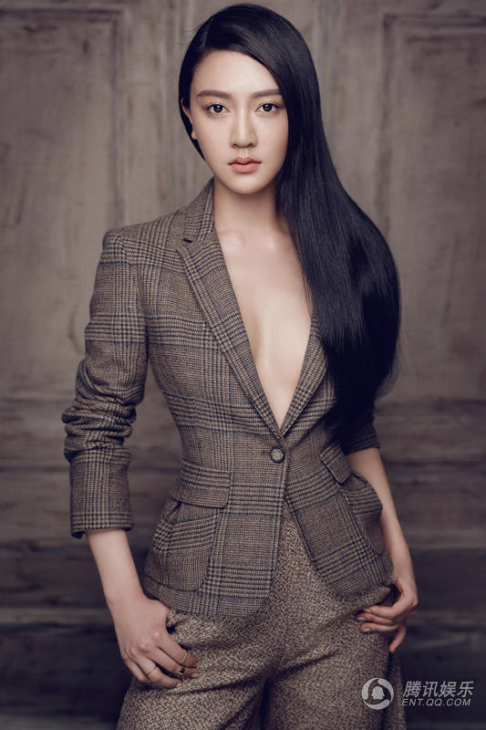 逯恣祯性感时尚大片 “禁欲系女神”有颜又有范