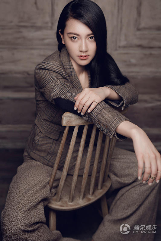 逯恣祯性感时尚大片 “禁欲系女神”有颜又有范