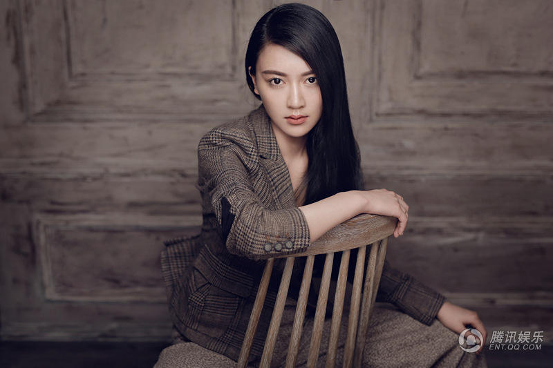 逯恣祯性感时尚大片 “禁欲系女神”有颜又有范