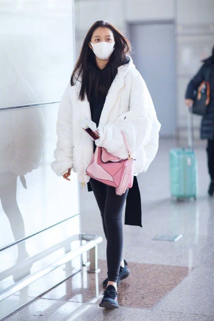 关晓彤时尚机场街拍