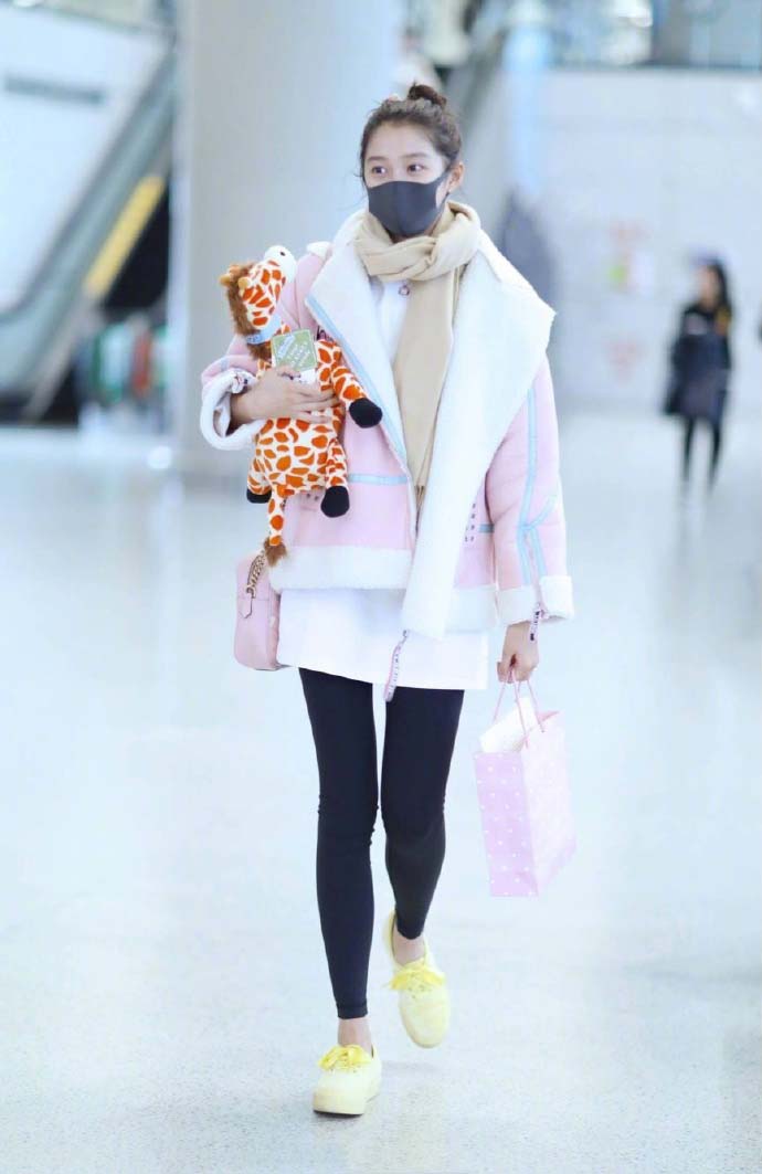 关晓彤时尚机场街拍