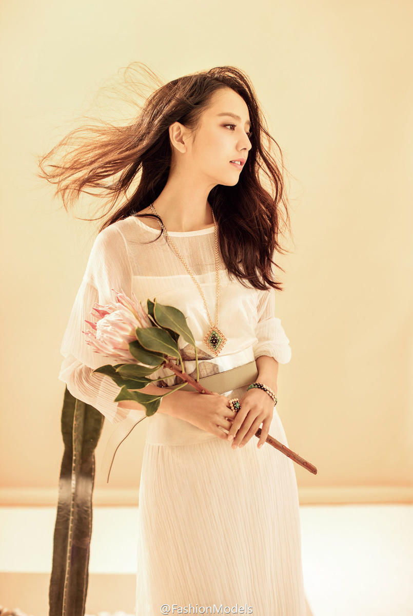 辣妈佟丽娅性感写真 纤腰丰胸好迷人