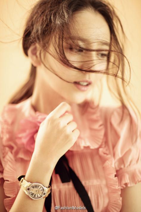 辣妈佟丽娅性感写真 纤腰丰胸好迷人