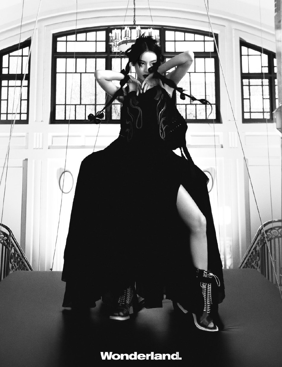 迪丽热巴全黑造型化身猫系少女