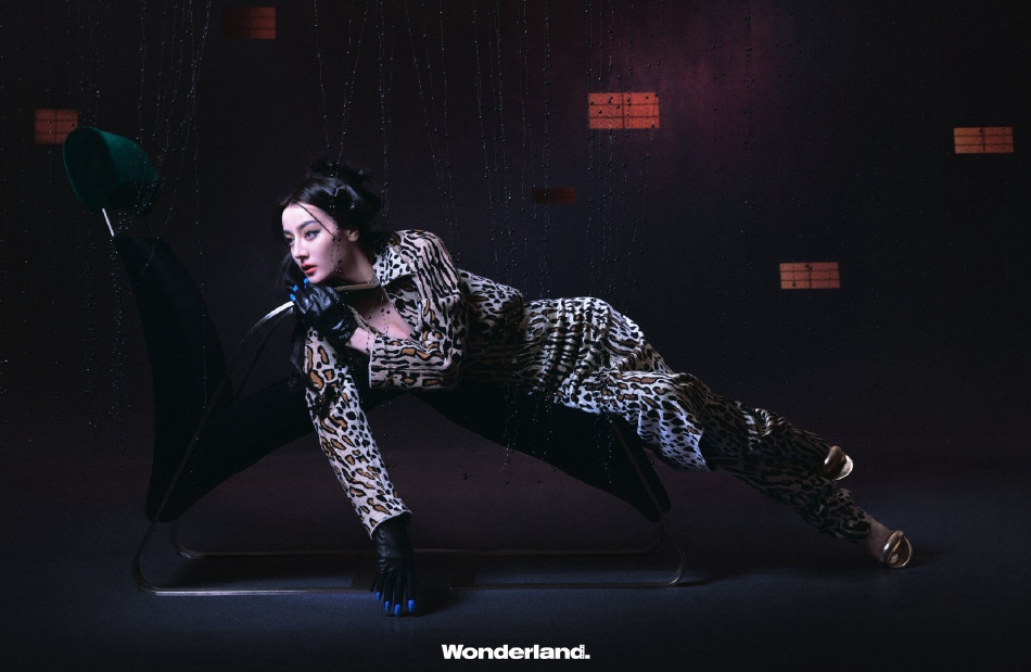 迪丽热巴全黑造型化身猫系少女