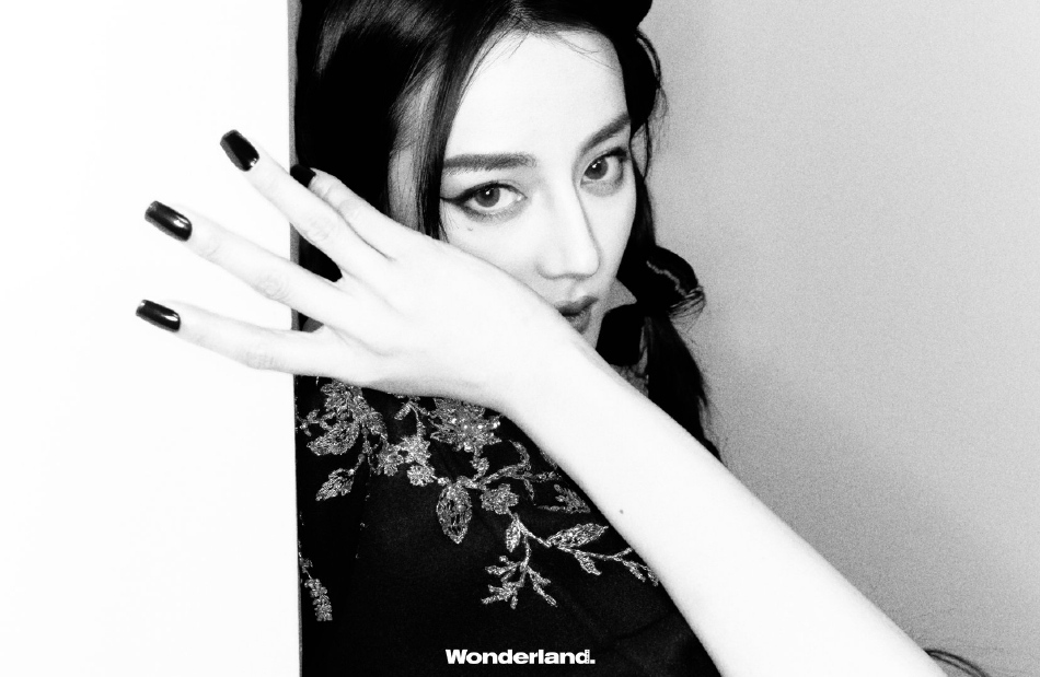 迪丽热巴全黑造型化身猫系少女