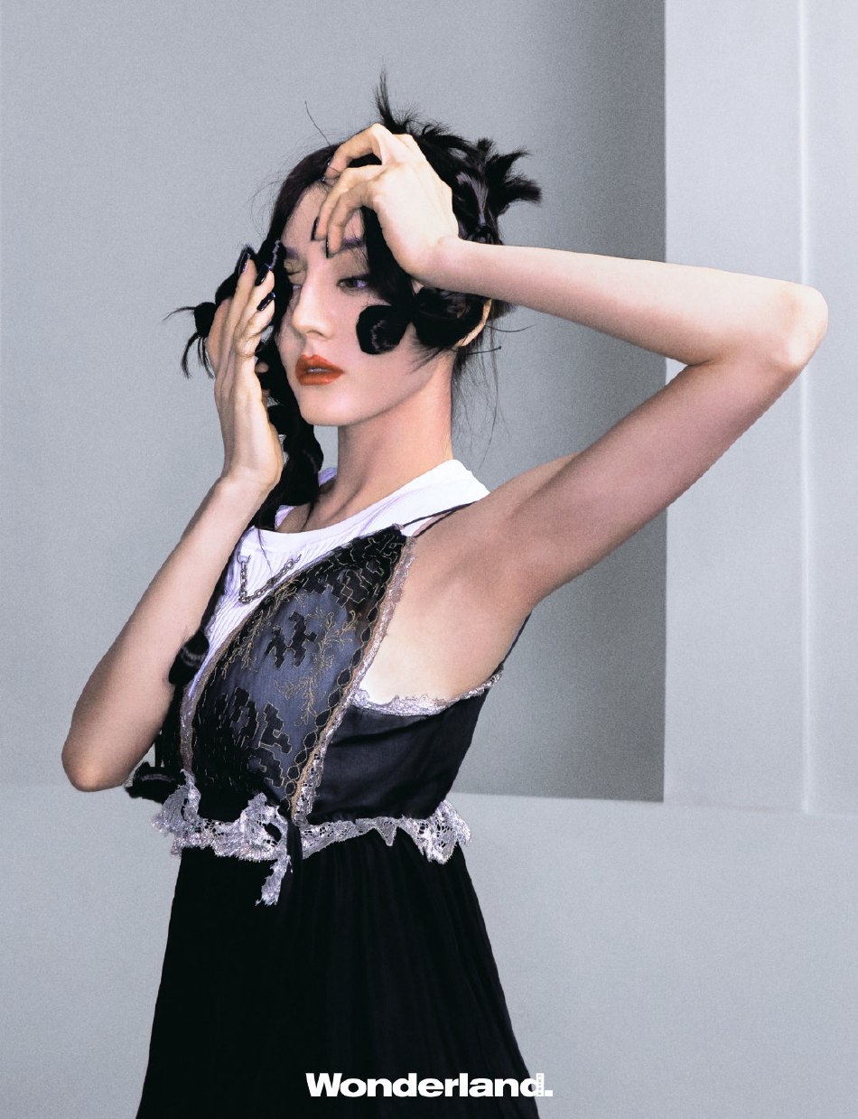 迪丽热巴全黑造型化身猫系少女